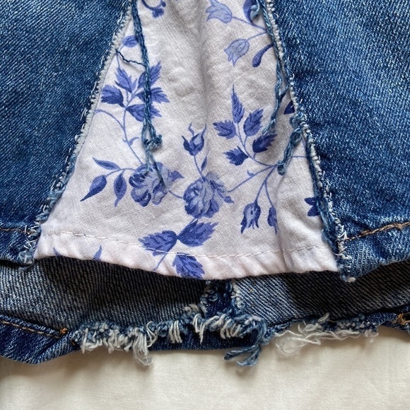 💙 Levis Denim Retro Mini Skirt with Floral Insert with Embroidery Size 27 - Picture 4 of 16